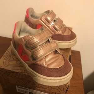 Veja girls sneakers sz 22